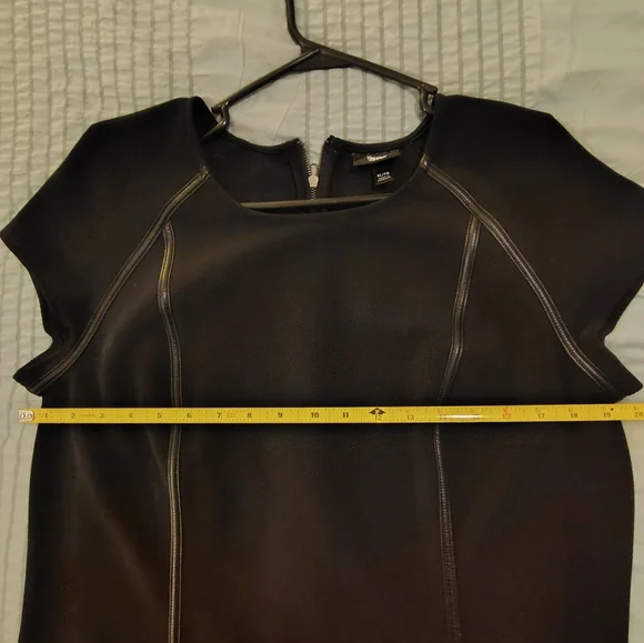 Elegant Black Dress - Picture 5 of 5